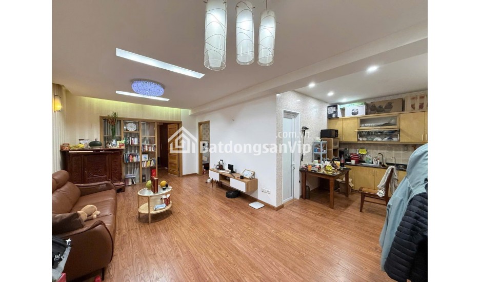 Bán Căn Chung Cư 2 Phòng Ngủ, 2WC, Ban Công Đông Nam, View Hồ Tây